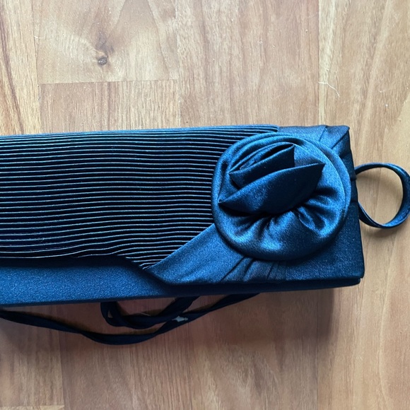 Black rose, pleated design crossbody bag - Picture 4 of 16